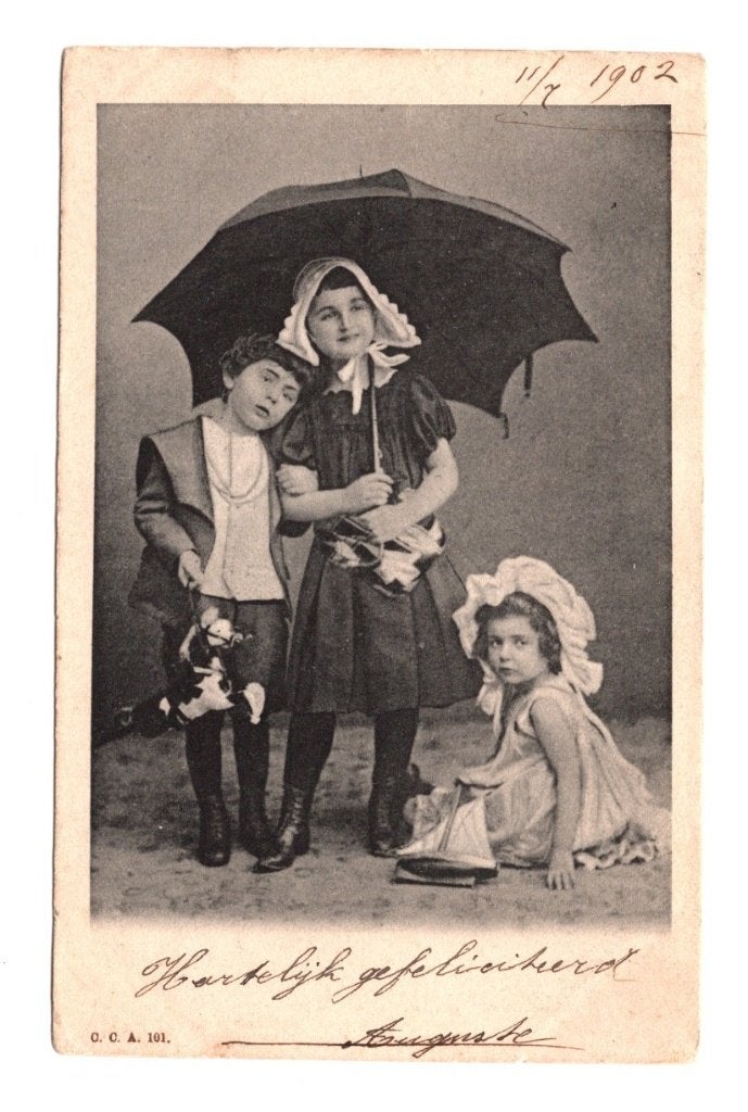 Oude Ansichtkaart Kinderen met Paraplu Gelopen 1902, Ophalen of Verzenden, Voor 1920, Gelopen, Feest(dag)