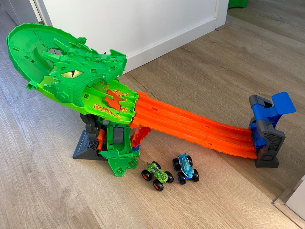 Hot wheels haai vs dini monstertruck, Ophalen of Verzenden, Zo goed als nieuw, Handmatig, Hot Wheels
