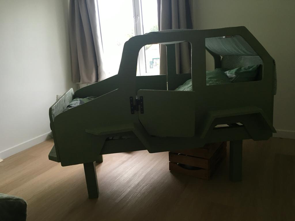 Uniek zelfgemaakt Jeep kinderbed - Avontuurlijke dromen!, Ophalen, 85 tot 100 cm, Gebruikt, Lattenbodem