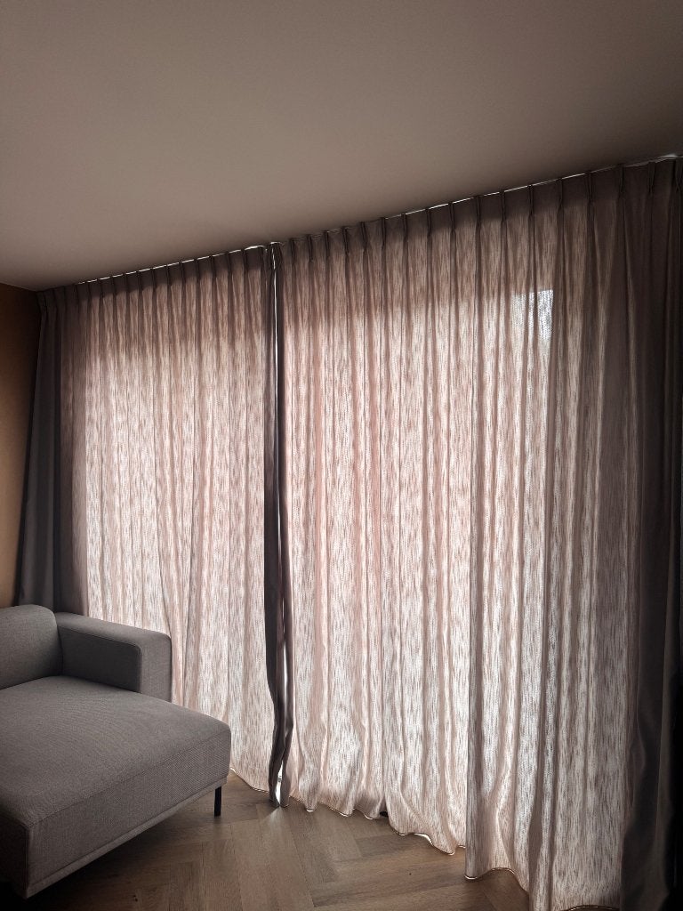 Gordijnen Veneta stel / Kiezel mat, Huis en Inrichting, Stoffering | Gordijnen en Lamellen, Ophalen, Gebruikt, Overige merken
