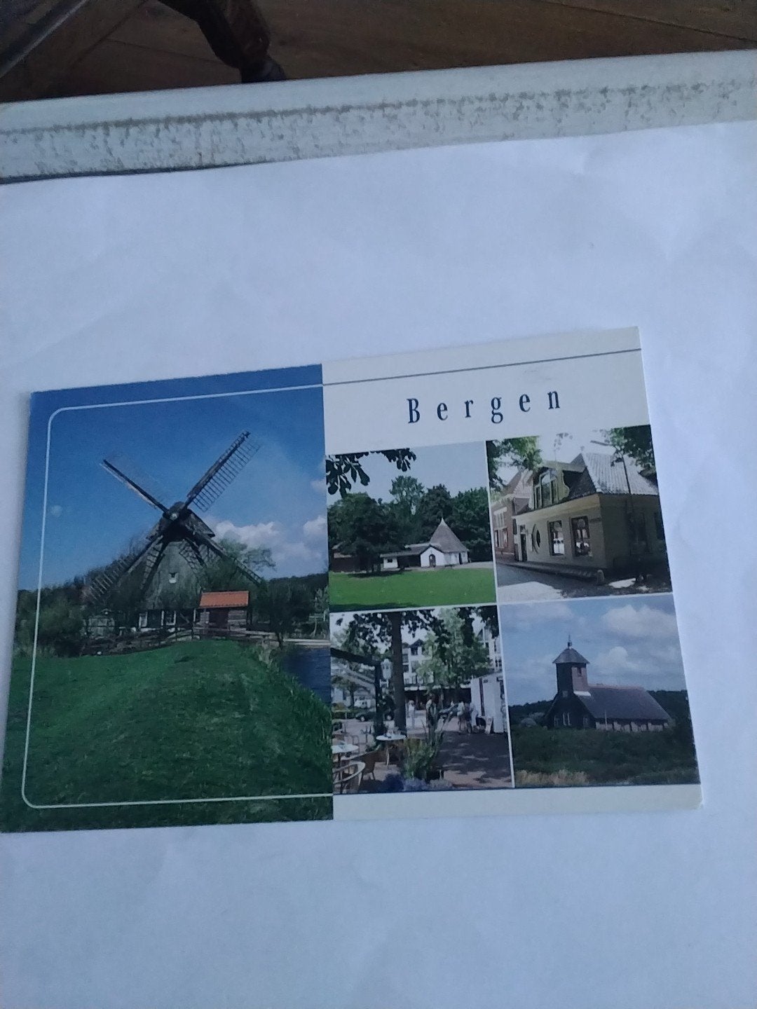 Oude ansichtkaart Bergen met molen en kerk, Verzamelen, Ansichtkaarten | Nederland, Ophalen of Verzenden, 1980 tot heden, Gelopen