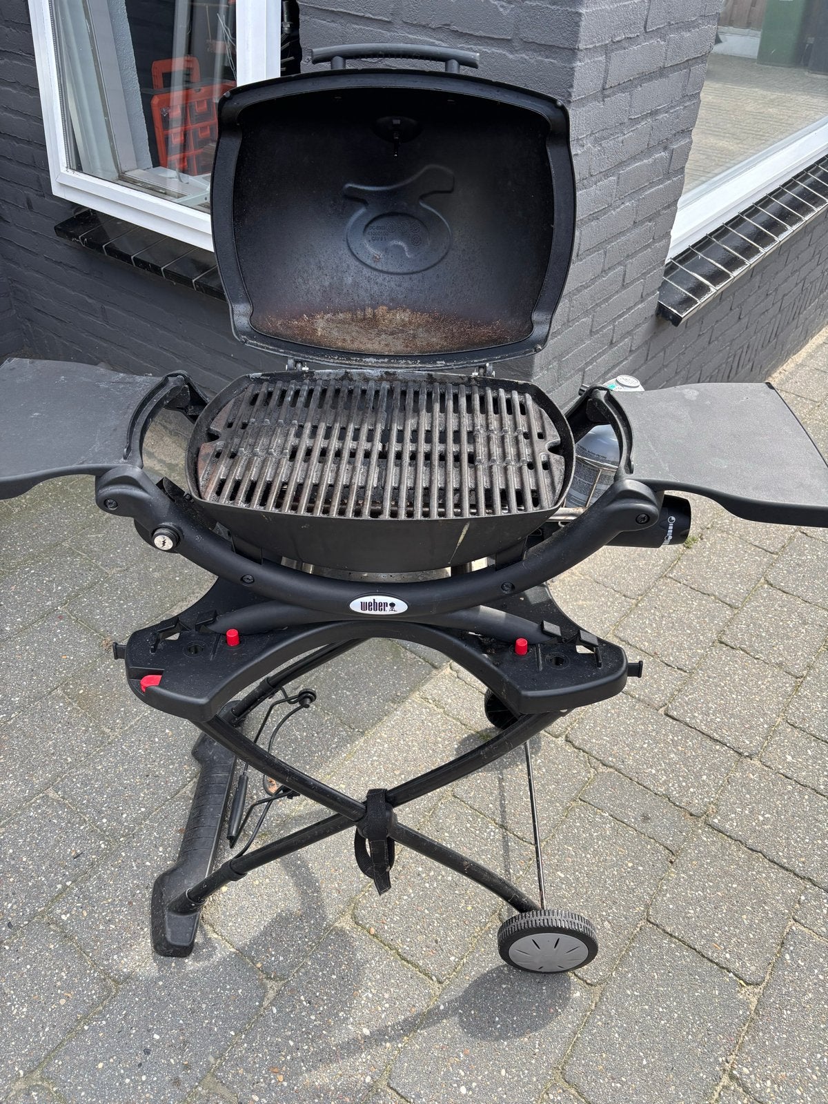 Weber Q 1200 gasbarbecue met onderstel, Ophalen, Gebruikt