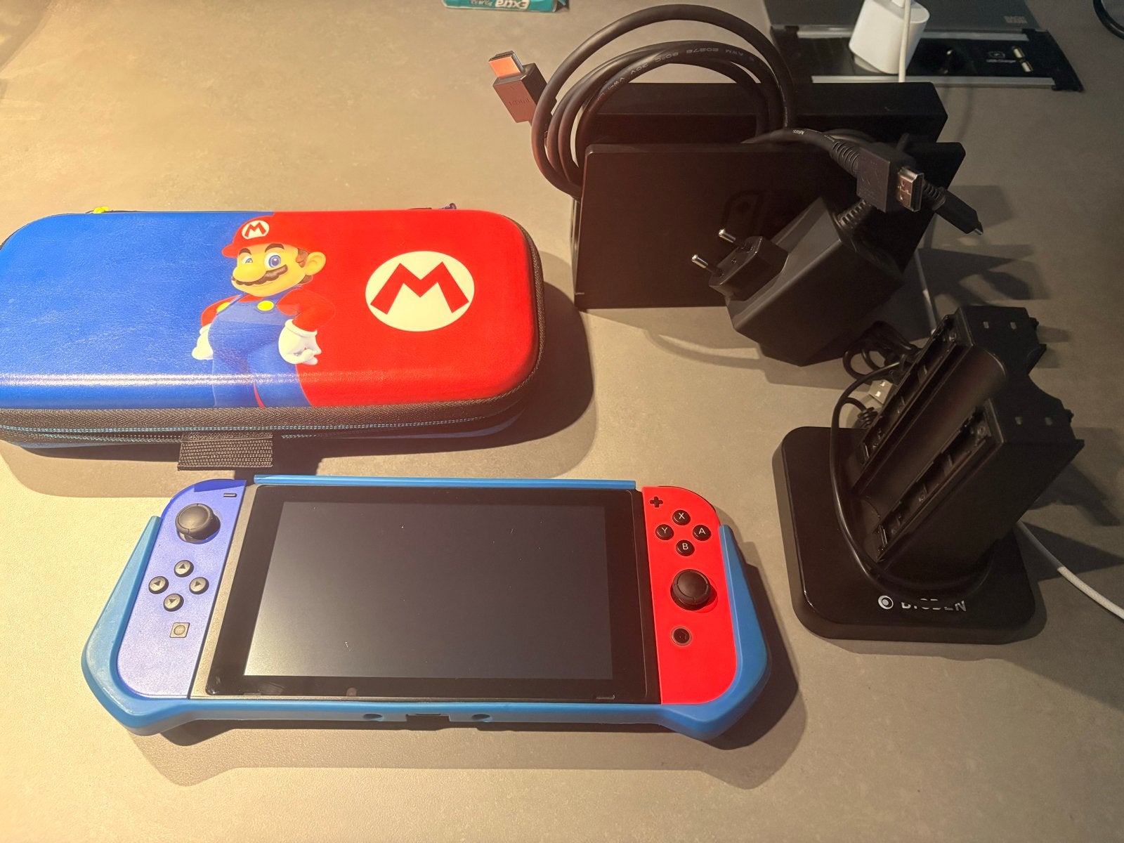 Nintendo Switch Original met accessoires en Mario-hoes, Ophalen, Gebruikt, Met 2 controllers, Switch Original