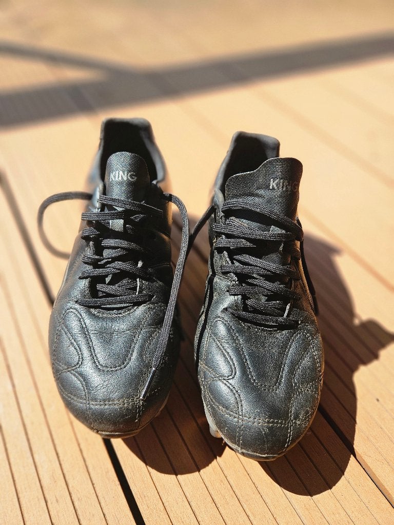 Puma King rugby shoes (42,5) + ball + spares, Sport en Fitness, Ophalen of Verzenden, Zo goed als nieuw, Schoenen