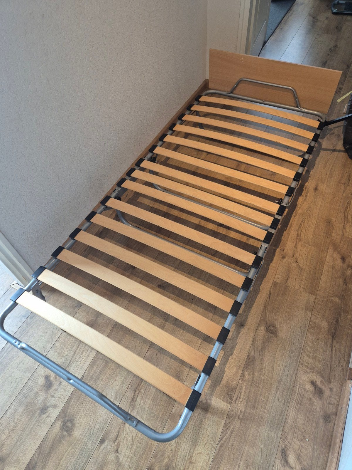 Opklapbaar logeerbed met lattenbodem en matras, Huis en Inrichting, Ophalen, Eenpersoons, 80 cm, Metaal