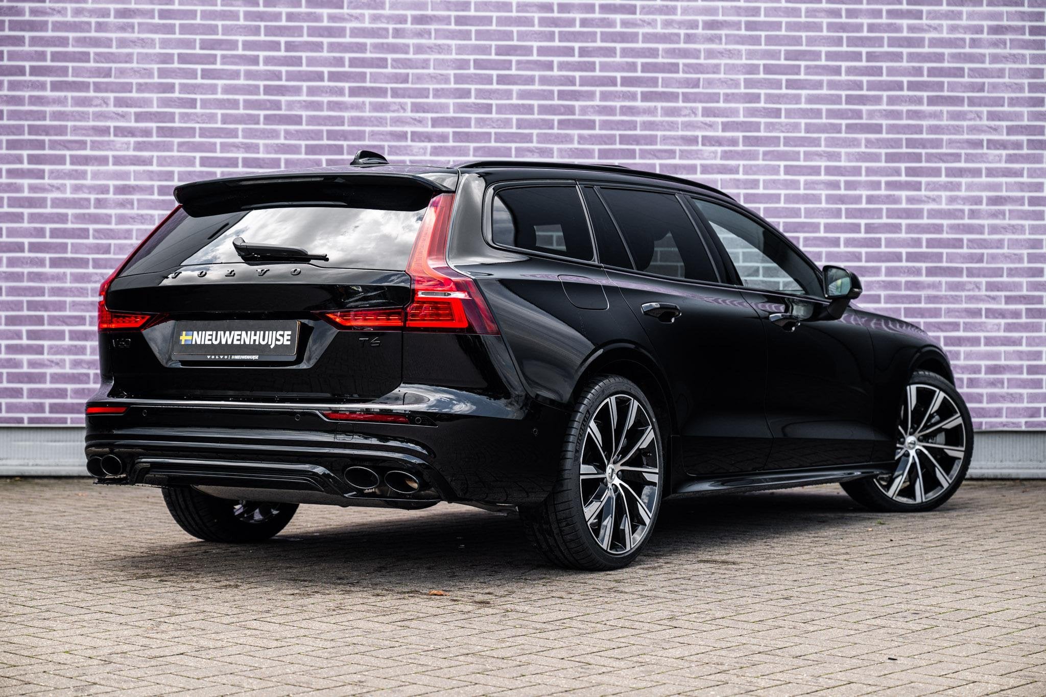 Volvo V60 2.0 T6 Plug-in hybrid AWD Ultra Dark | Trekhaak |, Automaat, 12 maanden, Euro 6, 180 min