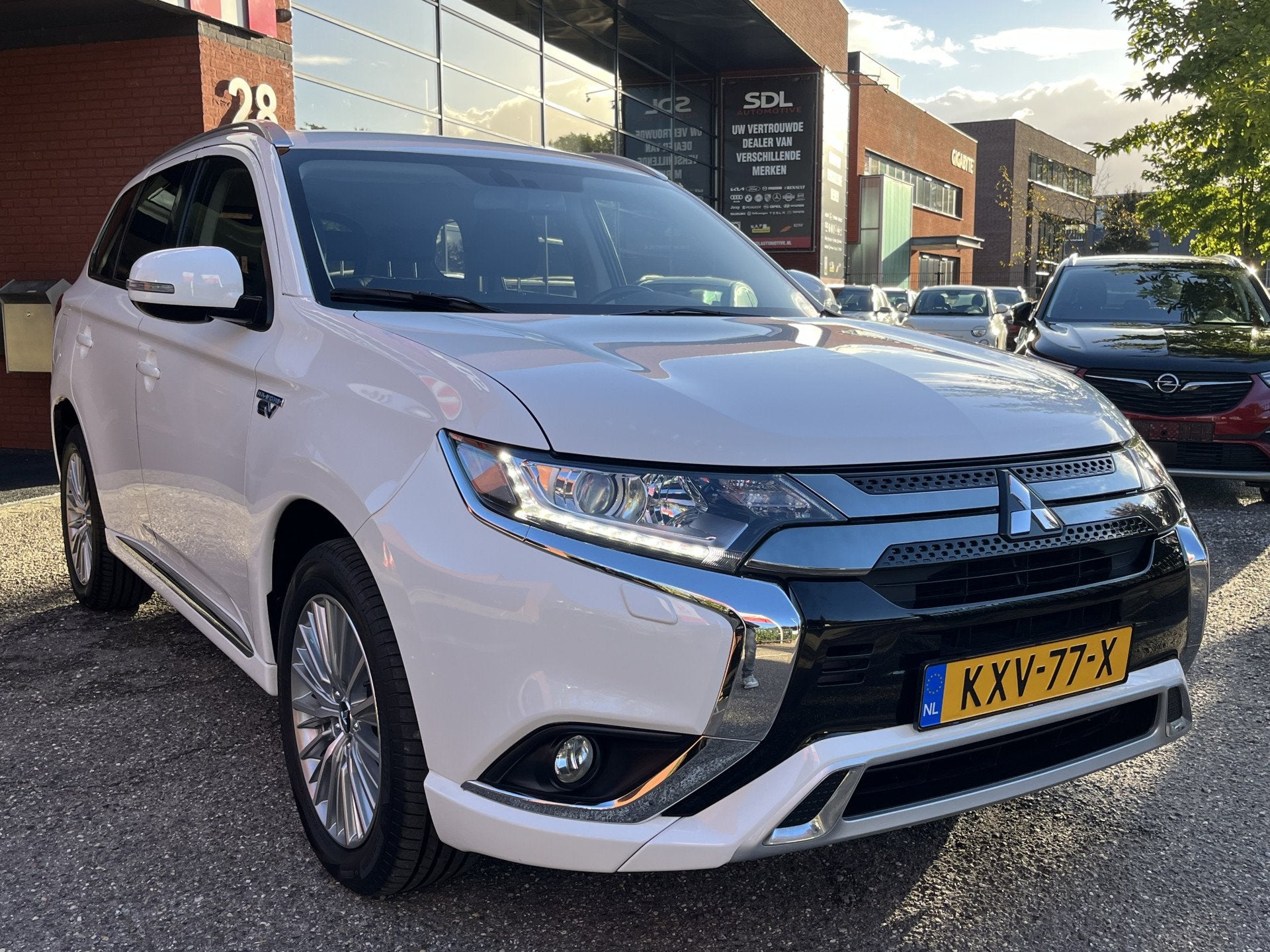 Mitsubishi Outlander 2.4 PHEV Intense+ // HALF-LEDER/ALCANTA, Automaat, Zwart, 1865 kg, Wit