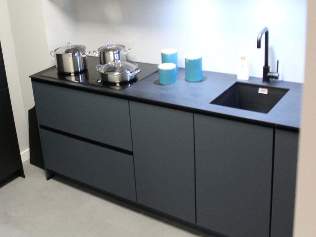 EC 5 Moderne zwarte eilandkeuken – showroommodel, Huis en Inrichting, Keuken | Complete keukens, Ophalen, Nobilia-Werke J. Stickling GmbH & Co. KG
