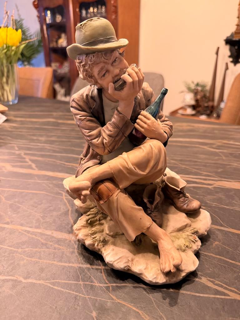 Een porseleinen beeldje van Capodimonte,, Antiek en Kunst, Antiek | Porselein, Ophalen of Verzenden