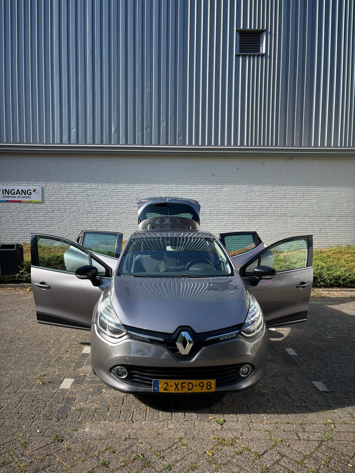 Renault Clio 1.5 dCi 90 PK (66 kW) – 5-deurs – Grijs, Auto's, Voorwielaandrijving, Zwart, 4 cilinders, 96 €/maand