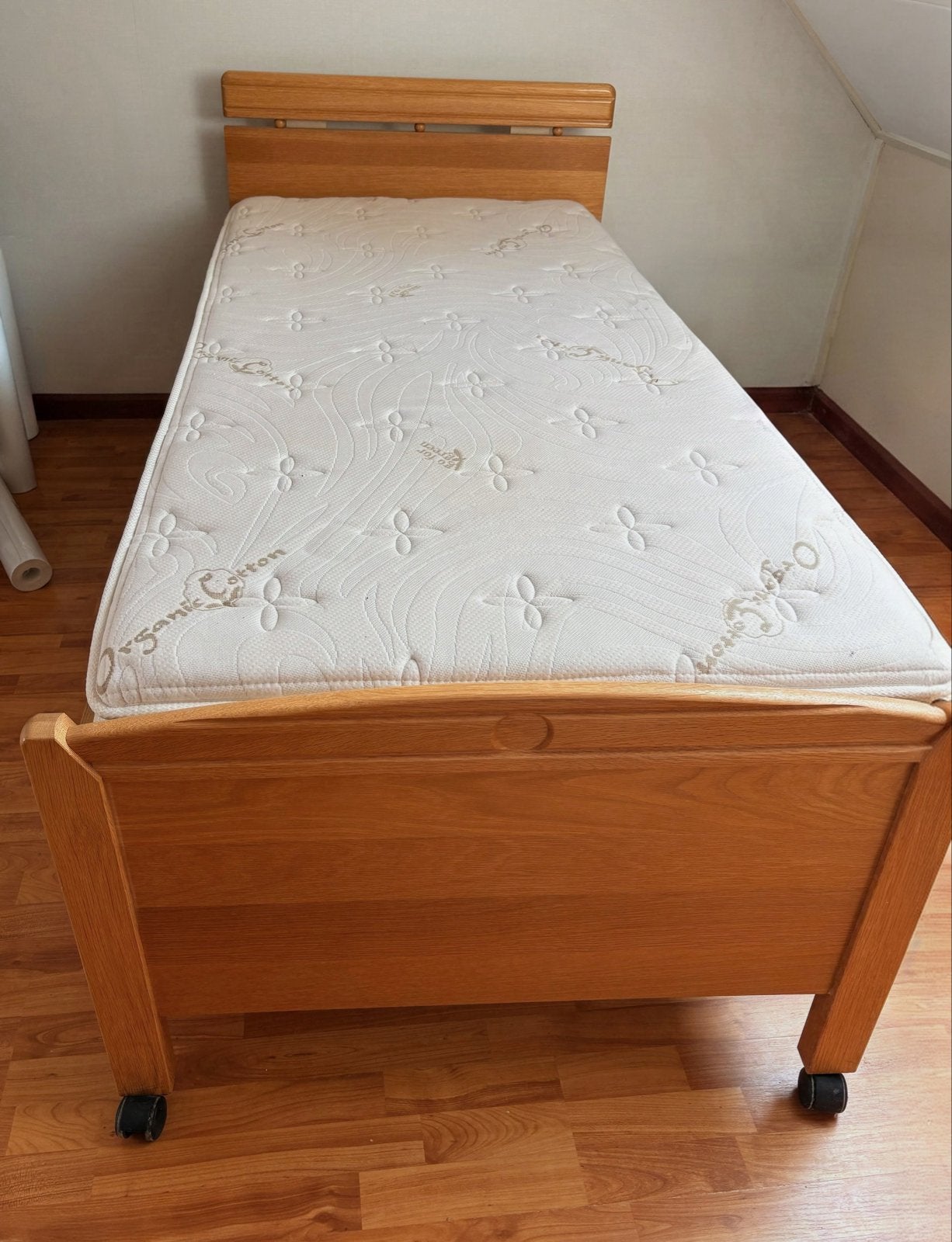 Eenpersoonsbed van massief hout met matras, Huis en Inrichting, Ophalen, Gebruikt, 90 cm, Eenpersoons