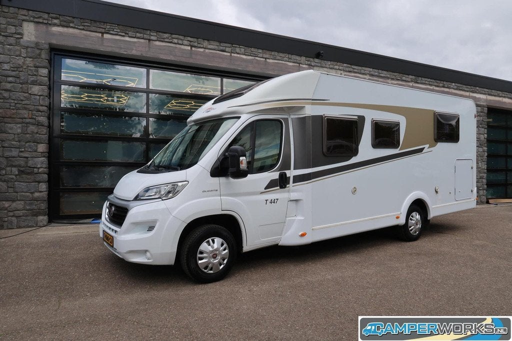 Carado T447|Enkbedden|XLkoelkast|Nieuwe Riem, 59967KM! Netje, Caravans en Kamperen, Campers, Airconditioning, Airbags, Tot en met 2