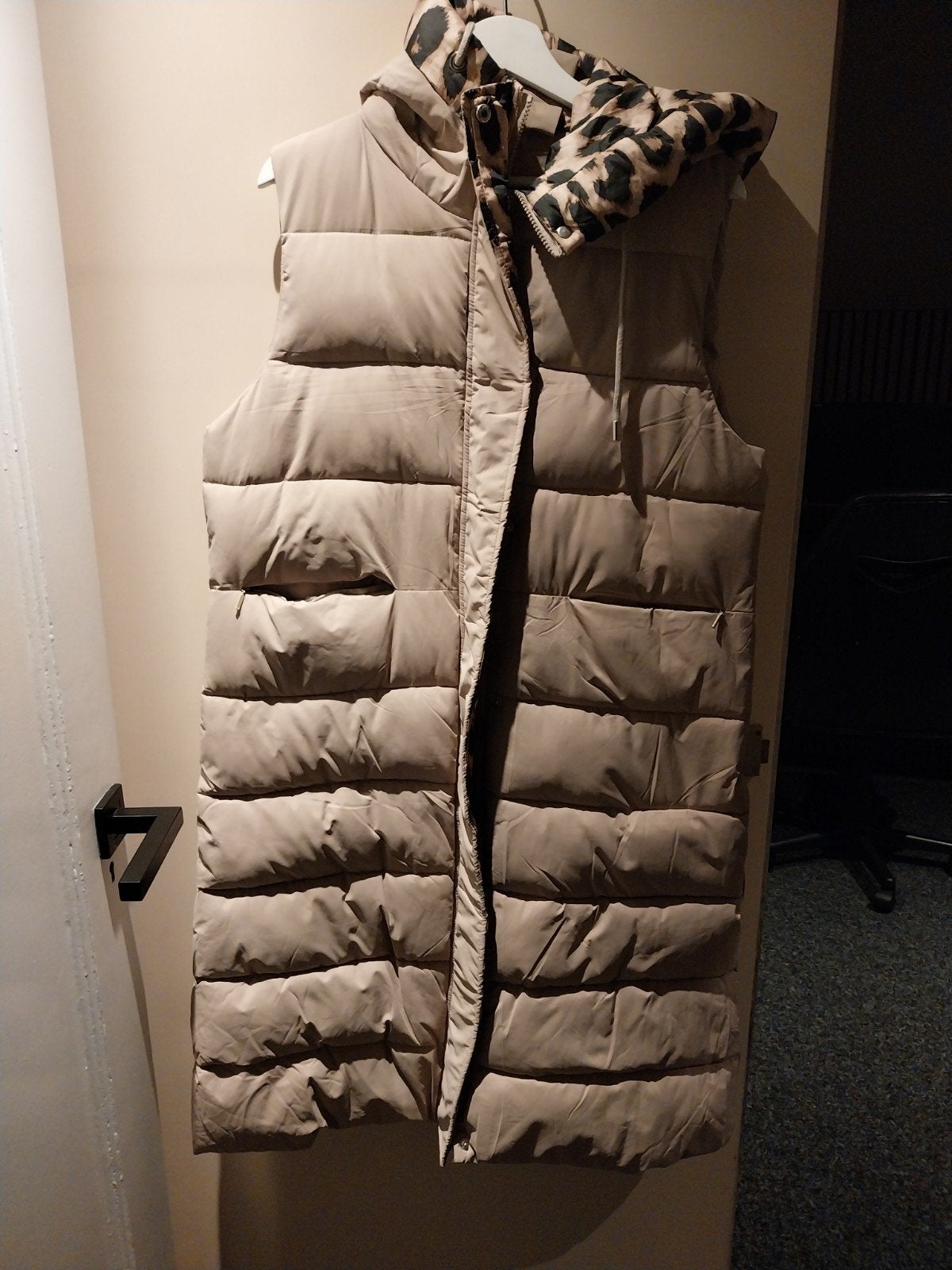 Lange beige bodywarmer met luipaardprint capuchon, maat L, Beige, Maat 42/44 (L), Ophalen of Verzenden, Onbekend
