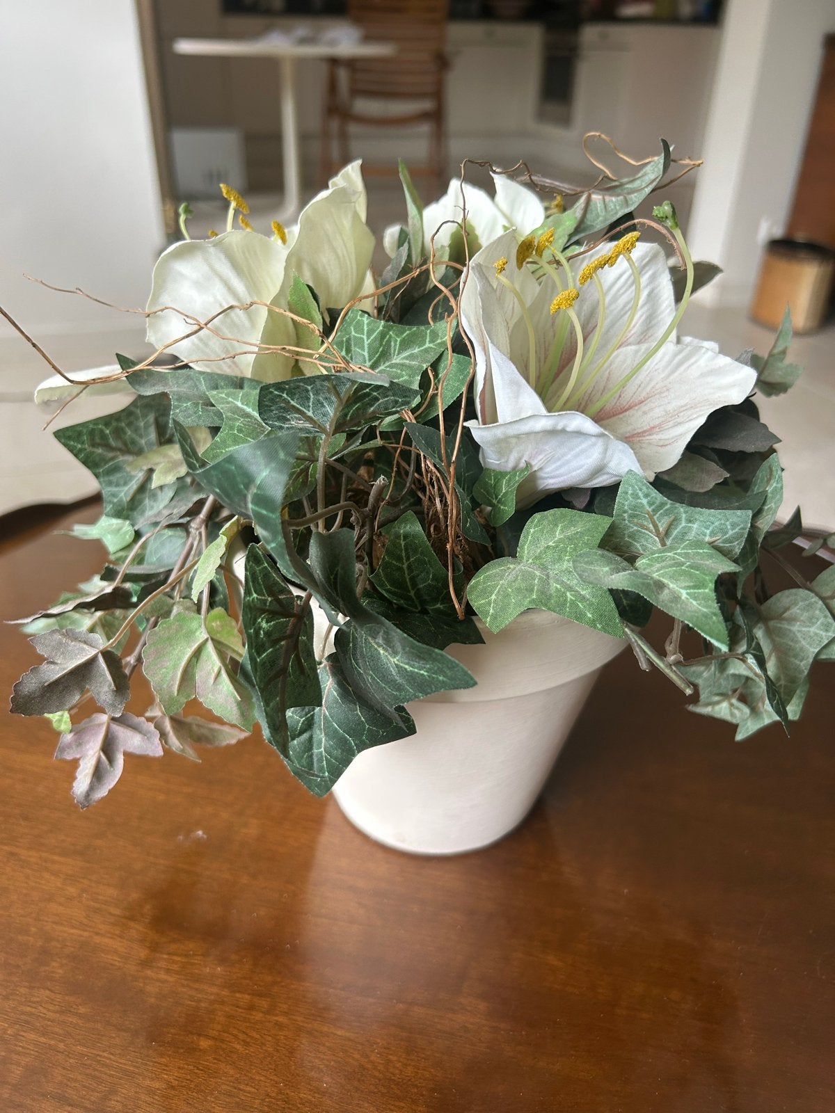 Kunstbloemstuk met witte bloemen en klimop in pot, Ophalen, Binnen, Gebruikt, Textiel