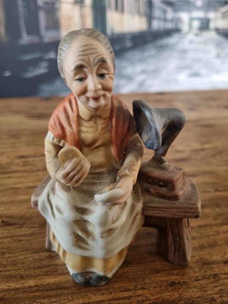 Vintage beeldje oude vrouw met grammofoon, Ophalen of Verzenden, Zo goed als nieuw, Mens