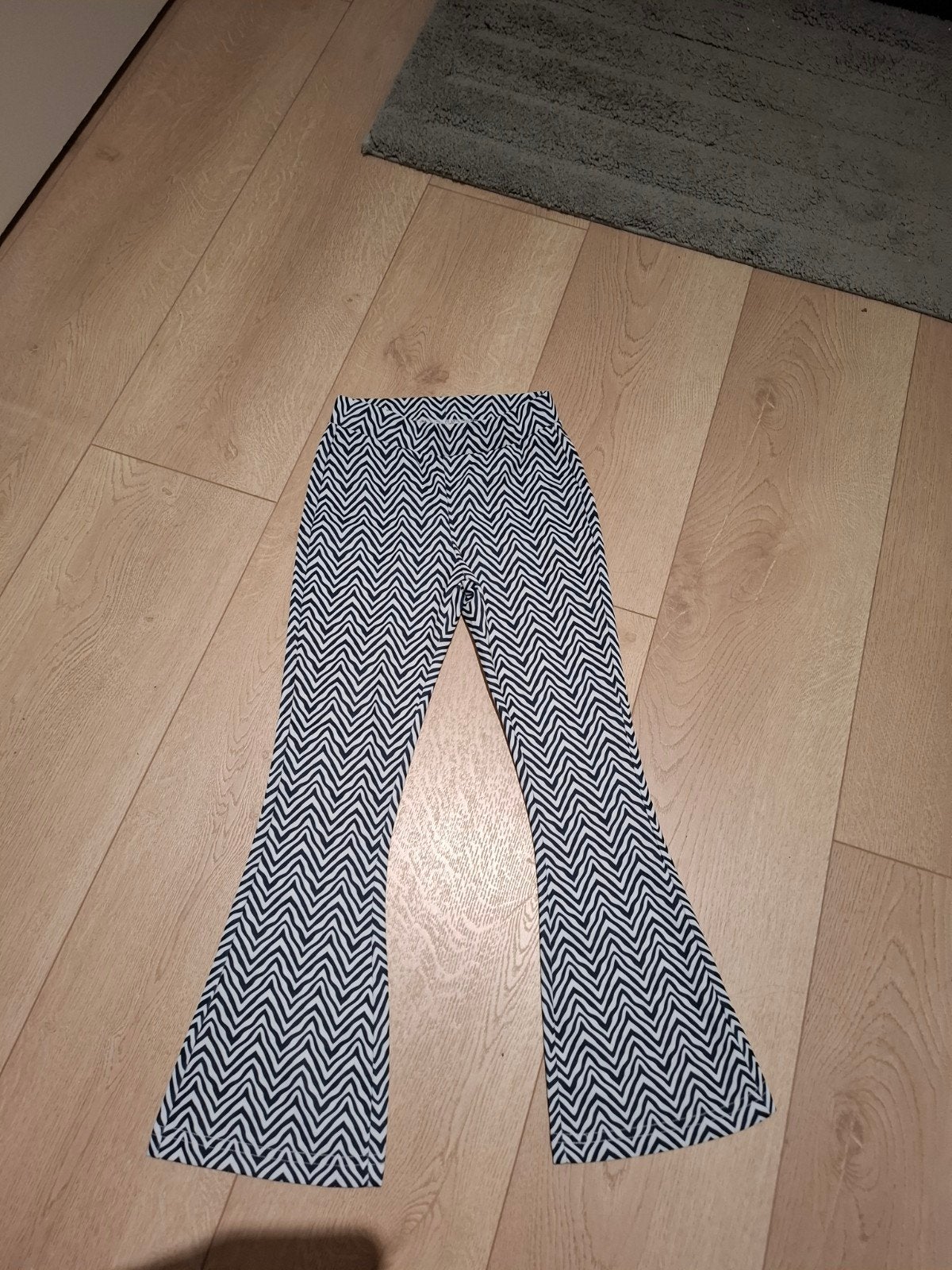 Te koop zwart witte legging wijde pijpen, Broek, Europe Kids, Meisje, Ophalen of Verzenden