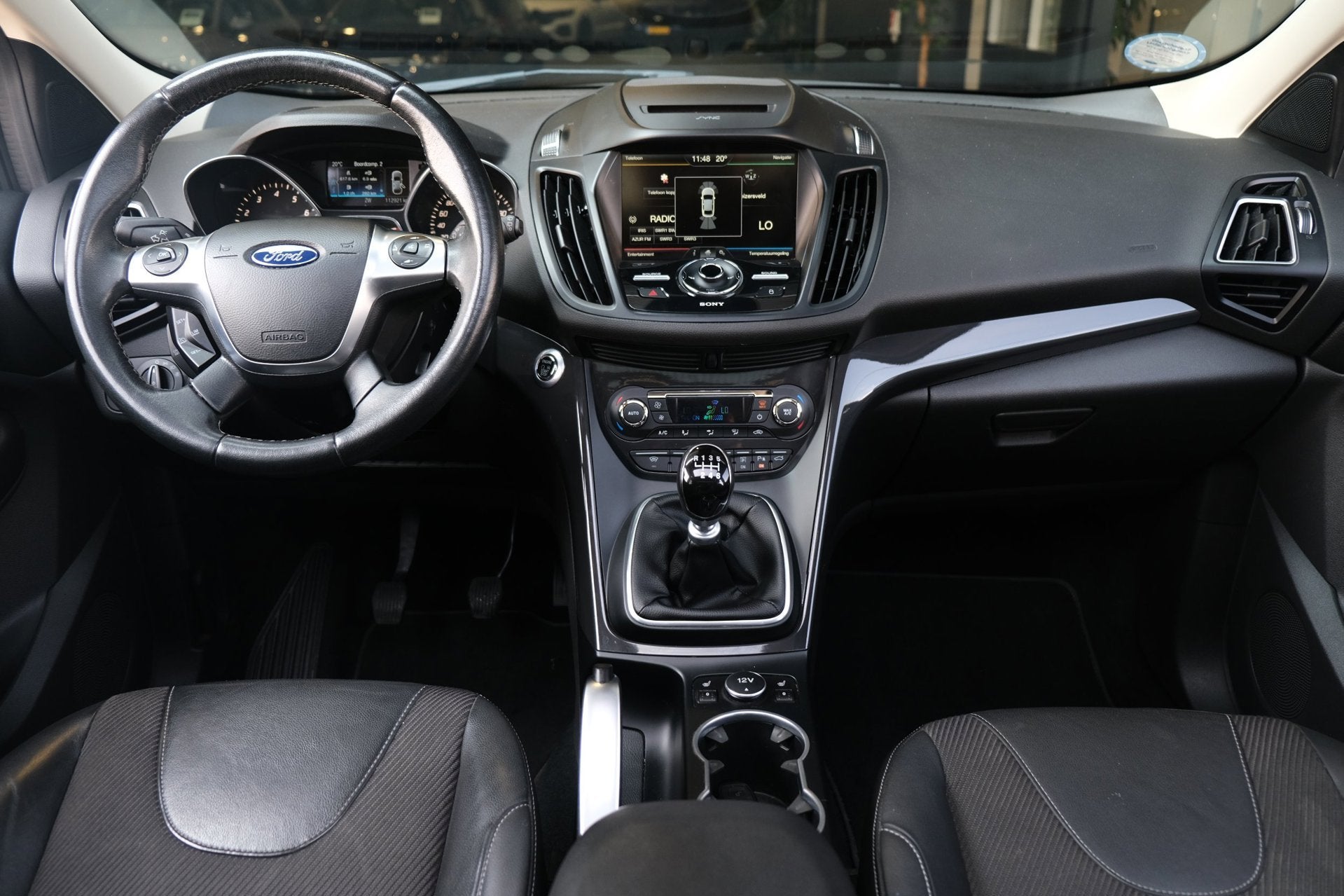 Ford Kuga 1.5 ST-line Navi Camera Panormadak, Auto's, Ford, Zwart, 4 cilinders, Wit, Origineel Nederlands