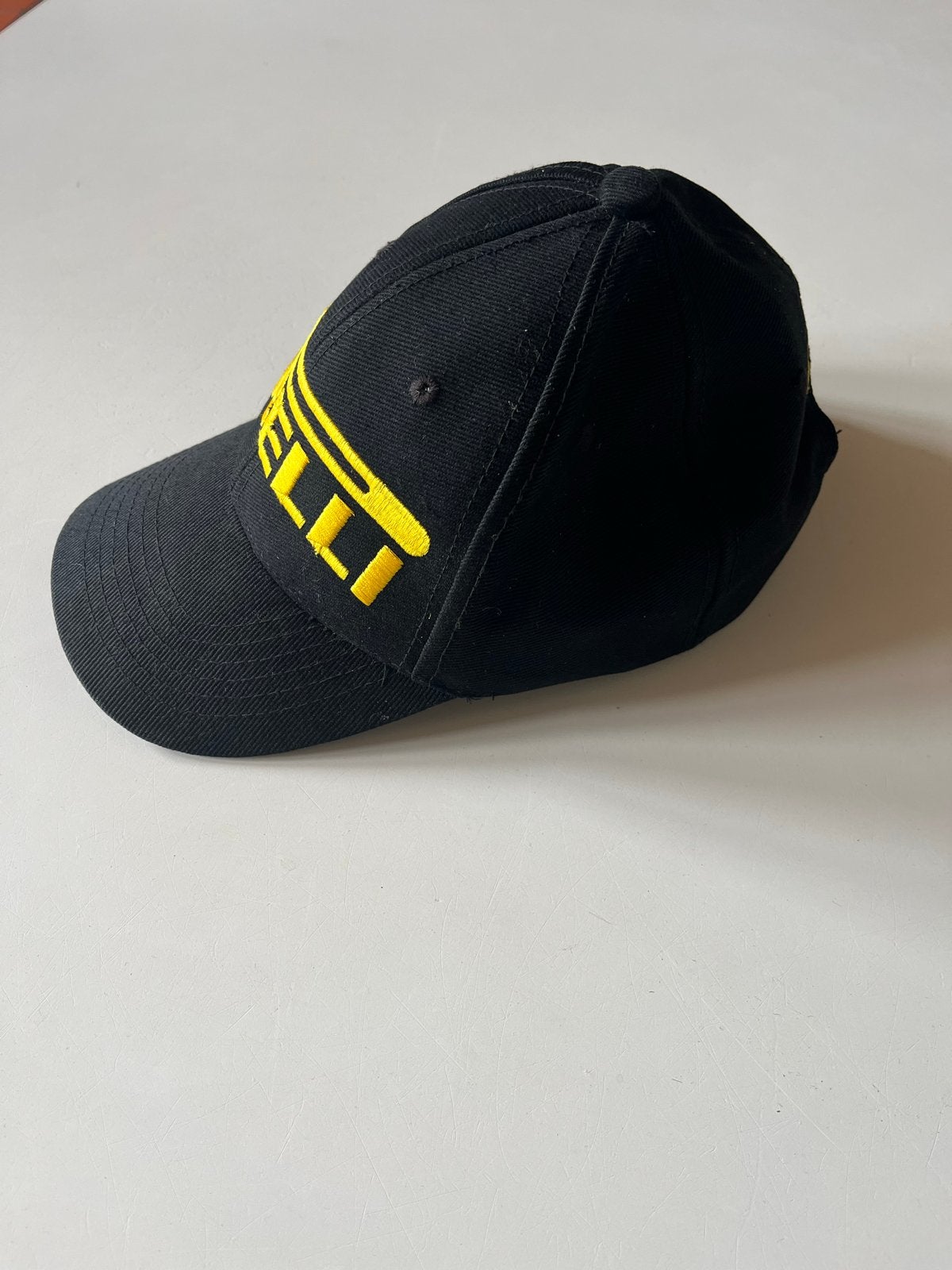 Pirelli pet - Zwart met geel logo, Ophalen of Verzenden, Zo goed als nieuw, One size fits all, Pet
