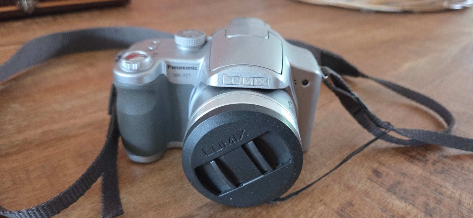 Panasonic Lumix DMC-FZ10 Digitale Camera met Oplader, Gebruikt, Panasonic, Accu, Ophalen of Verzenden