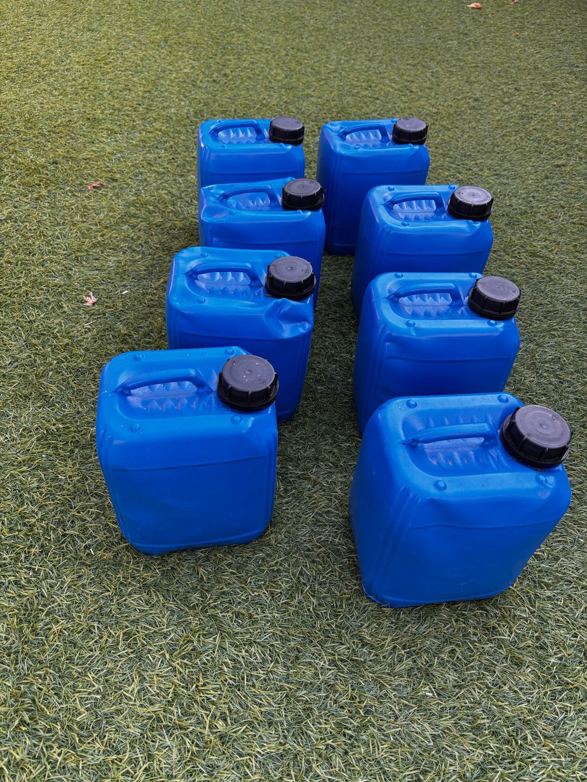 8 stevige blauwe jerrycans met stalen ponsdoppen ca.185 kg, Watersport en Boten, Ophalen, Overige typen