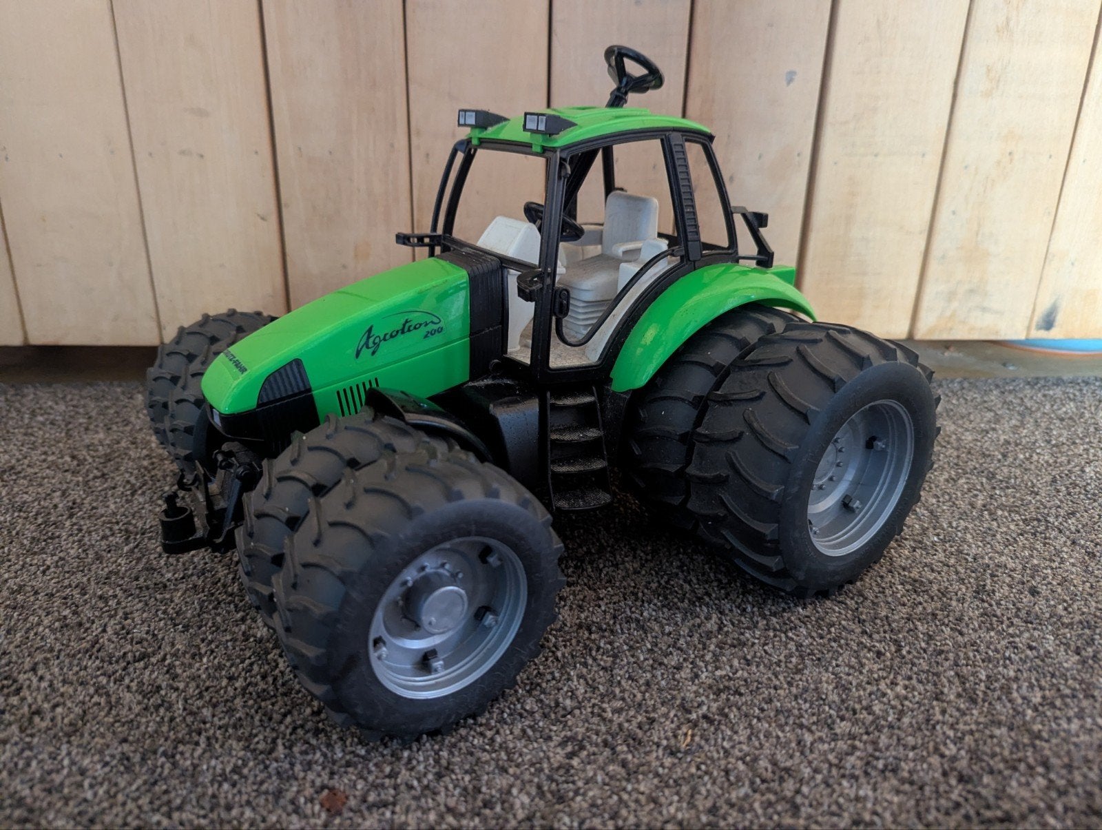 Bruder Deutz Agrotron 200 Speelgoedtractor metdubbele banden, Ophalen of Verzenden, Jongen of Meisje