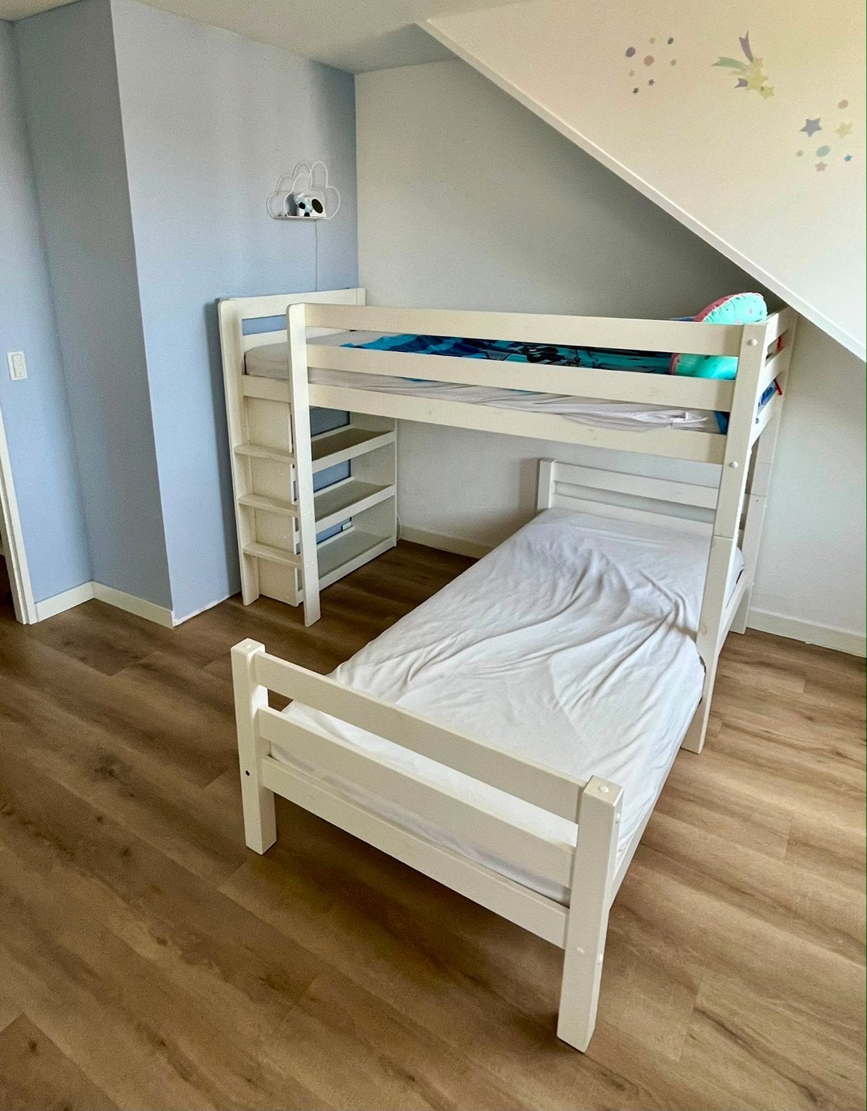 Mooi speels wit stapelbed met opbergruimte -, Huis en Inrichting, Slaapkamer | Stapelbedden en Hoogslapers, Ophalen, Gebruikt