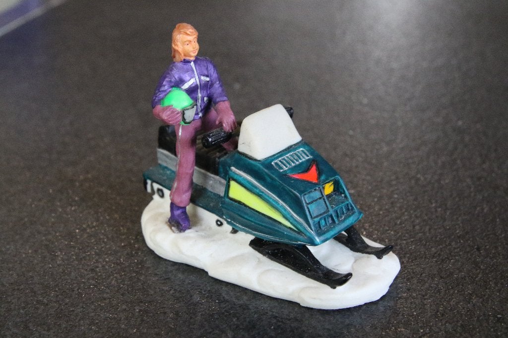 Out for a spin Lemax Figurine voor kerstdorp, Diversen, Kerst, Ophalen of Verzenden