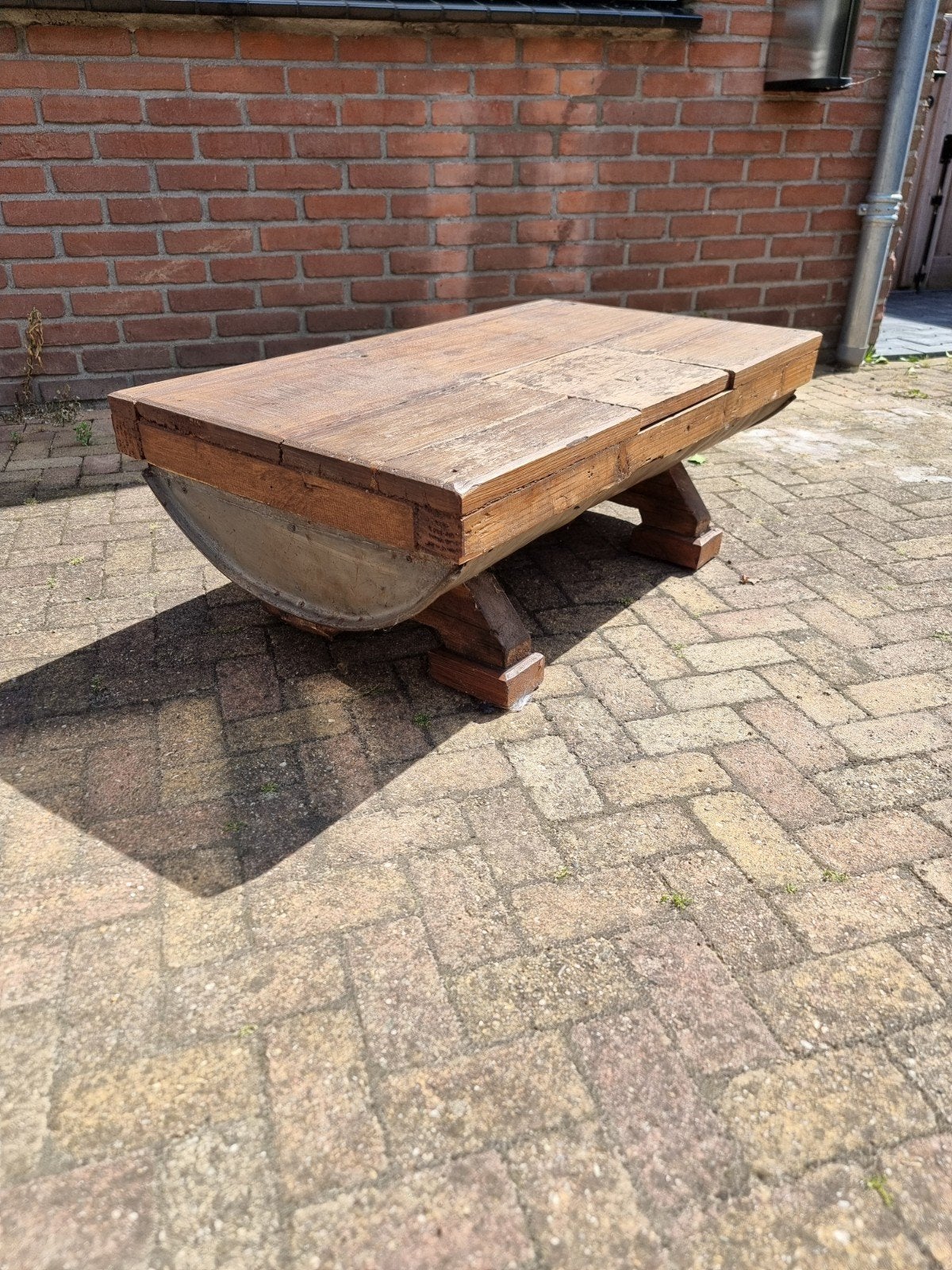 Robuuste salontafel van gerecycled hout en vat, Ophalen