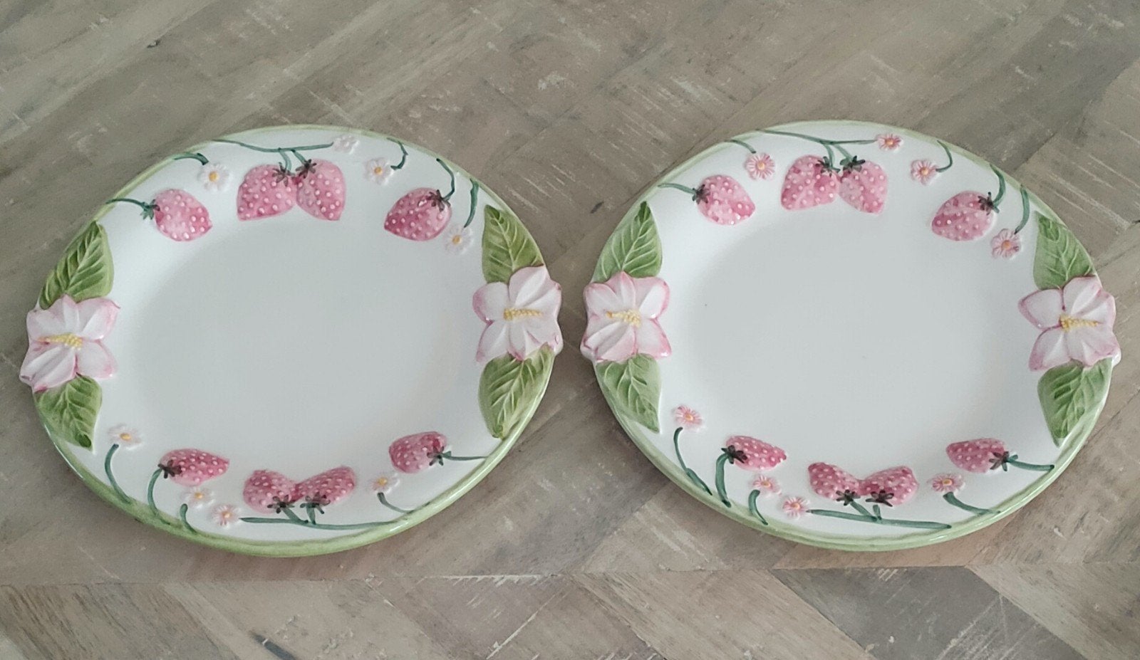 Twee barbotine bordjes met aardbeien, Ophalen of Verzenden