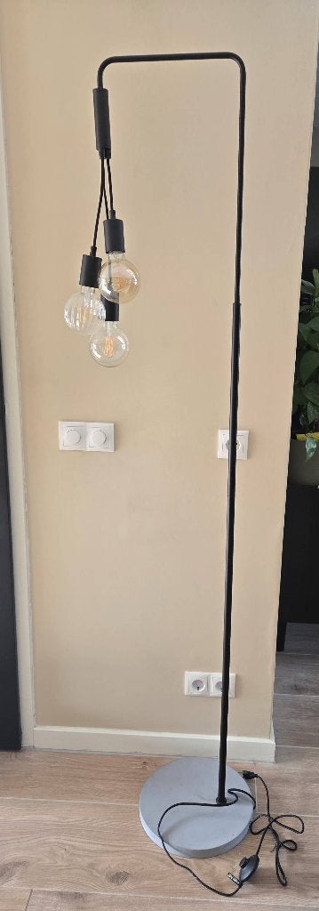 Zwarte vloerlamp, Zo goed als nieuw, Metaal, 150 tot 200 cm, E27 (groot)