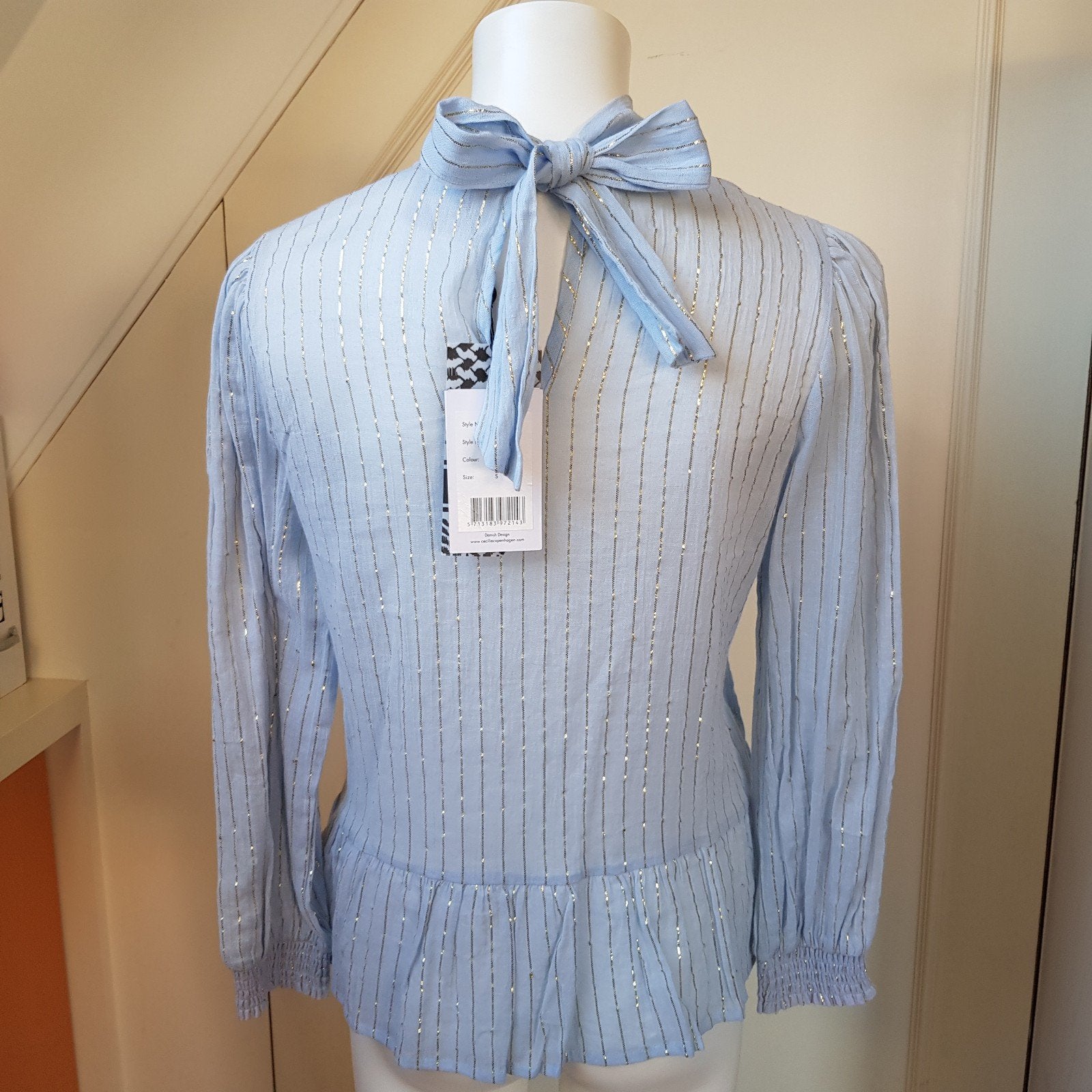 Nieuwe blouse 36 S Cecilie Copenhagen strik lichtblauw, Kleding | Dames, Blouses en Tunieken, Nieuw, Ophalen of Verzenden, Maat 36 (S)
