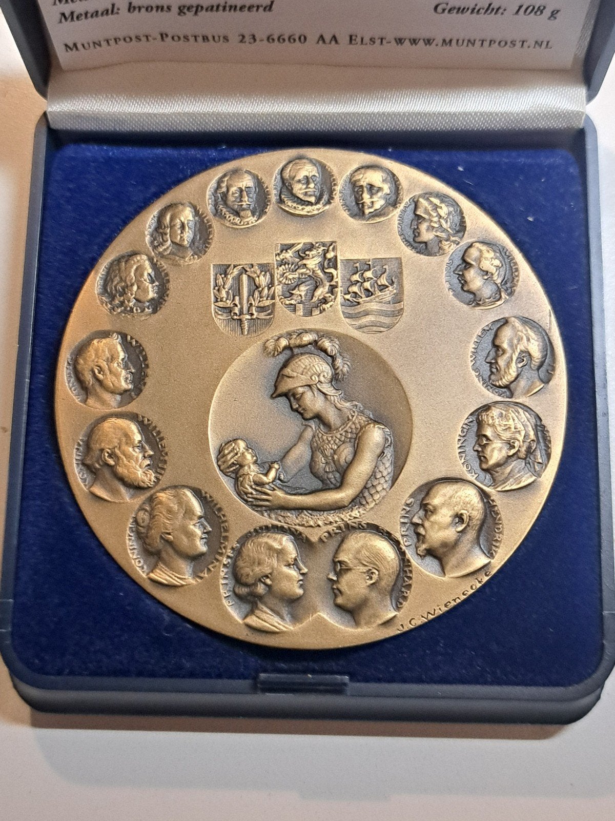 Geboorteplaquette H.M. Koningin Beatrix - Bronzen Penning, Ophalen of Verzenden, Overige typen