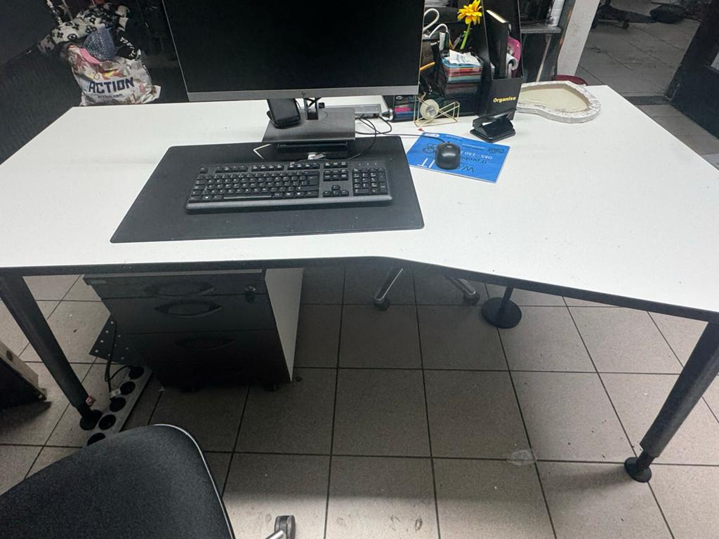 Bureau tafel - Wit blad, zwart onderstel, Overige typen, Gebruikt, Metaal, Ophalen of Verzenden