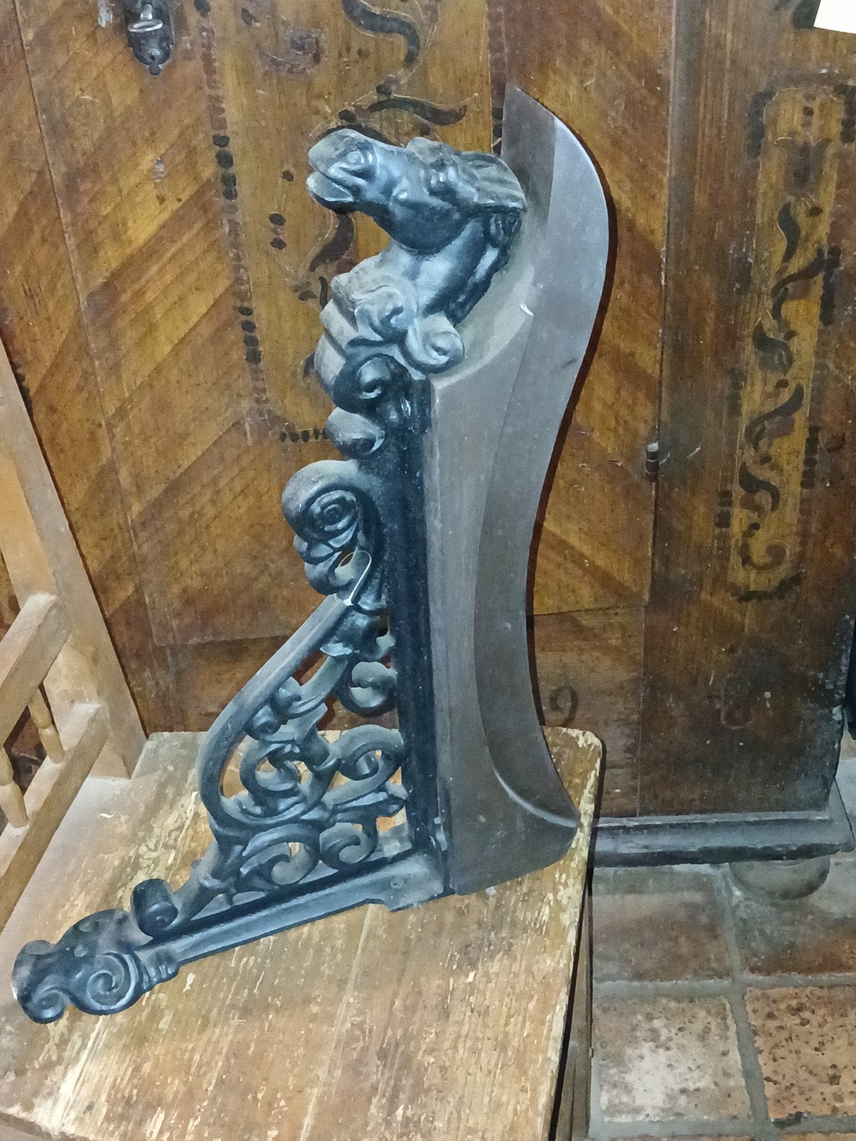 Antiek model zadeldrager met paardenhoofd. Manege, Ophalen