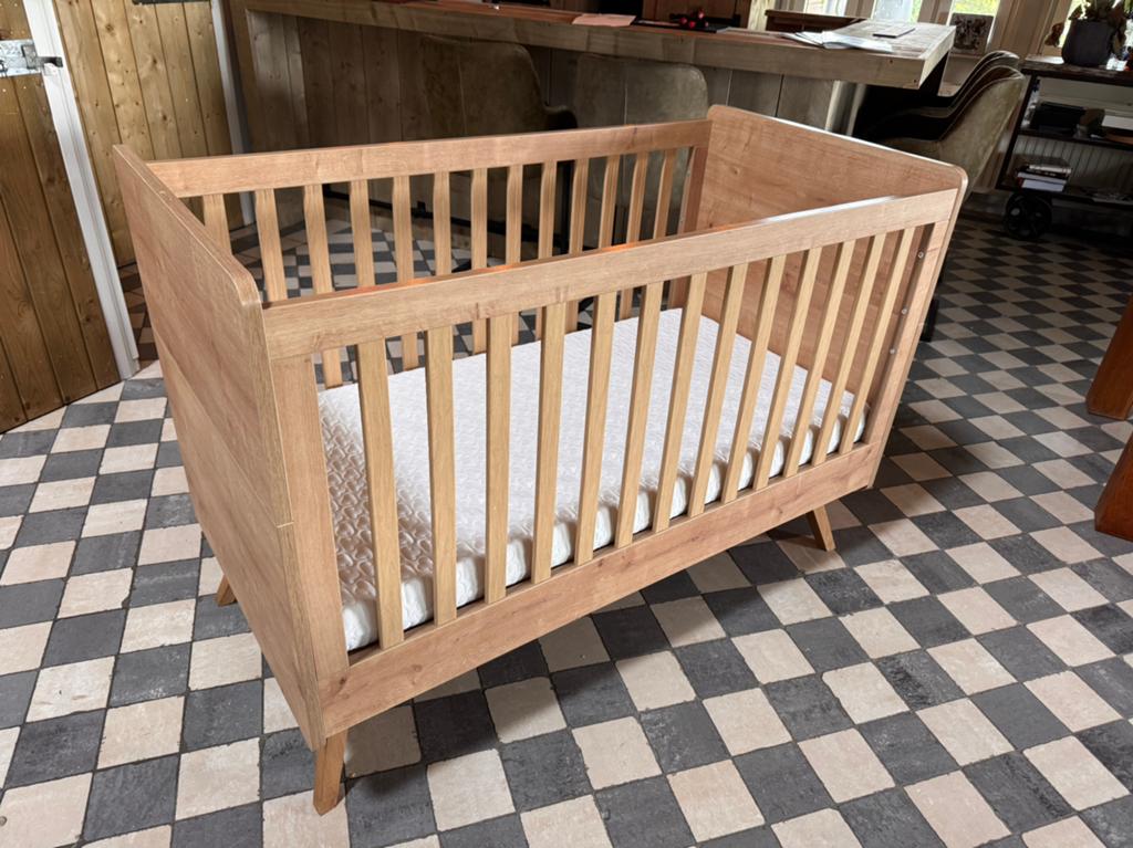Ledikant incl. uitbreiding tot peuterbed en matras, Kinderen en Baby's, Babywiegjes en Ledikanten, Ophalen, Gebruikt, Ledikant