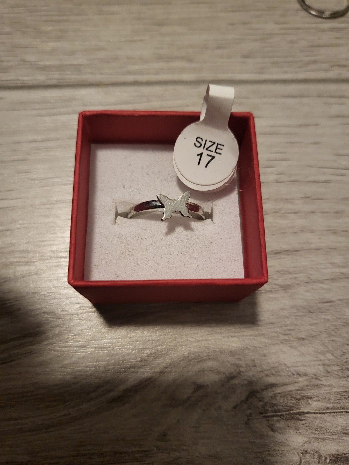 Zilverkleurige ring met vlinder, maat 17, IJzer of Staal, Nieuw, Ophalen of Verzenden, 17 tot 18