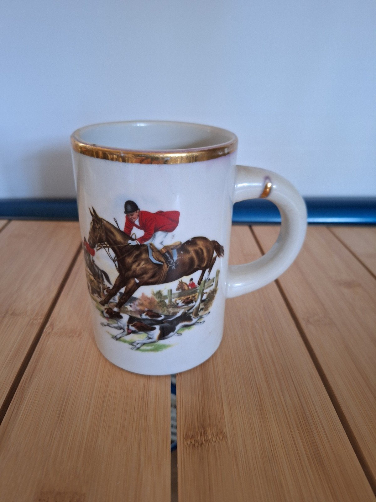 Vintage mok met jachtscène en gouden rand, Ophalen