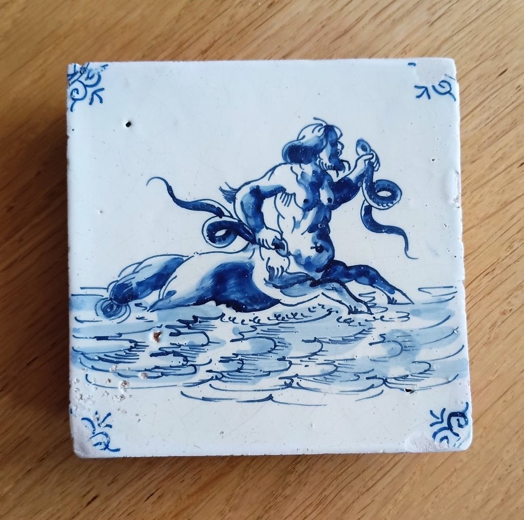 17 eeuwse Oude Tegel  met Zeewezen-ManPaard met slang, Ophalen of Verzenden