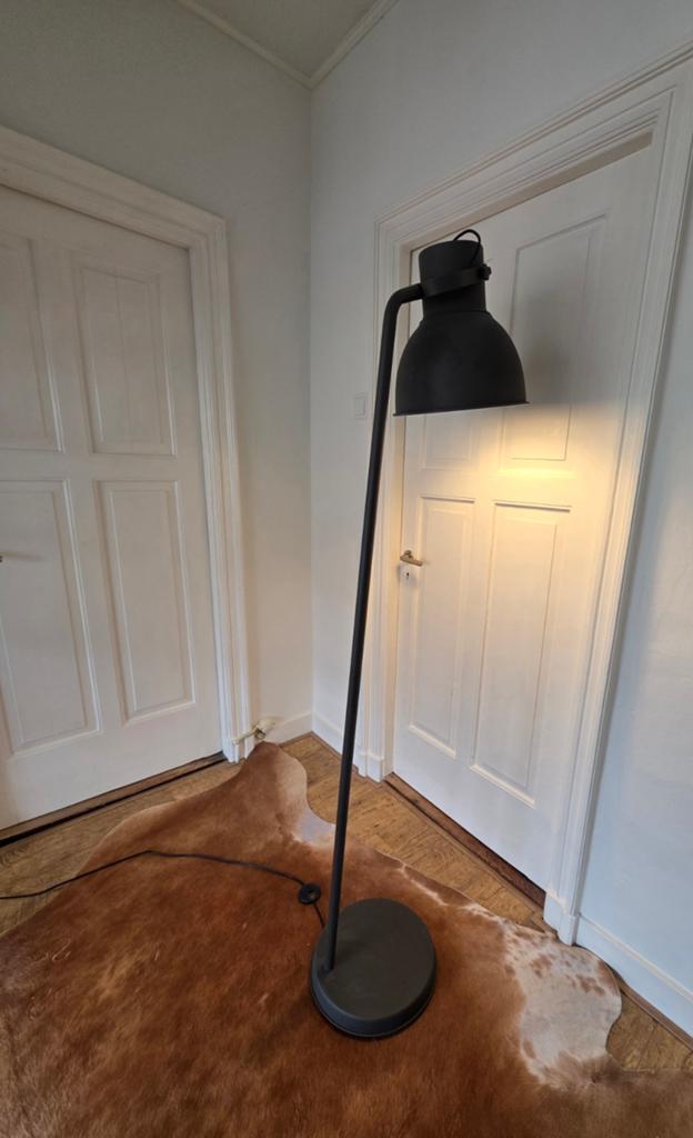 Lamp Hektar (Ikea) donkergrijs. 175 hoog, Ophalen, Zo goed als nieuw, Metaal, 150 tot 200 cm