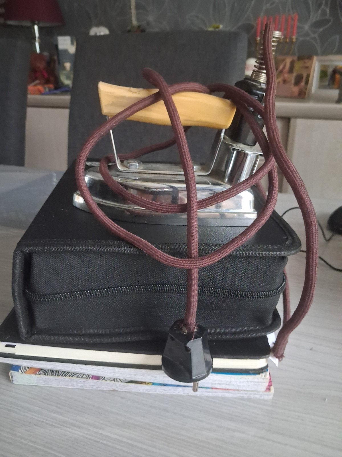 Vintage reisstrijkijzer met houten handvat, Ophalen of Verzenden