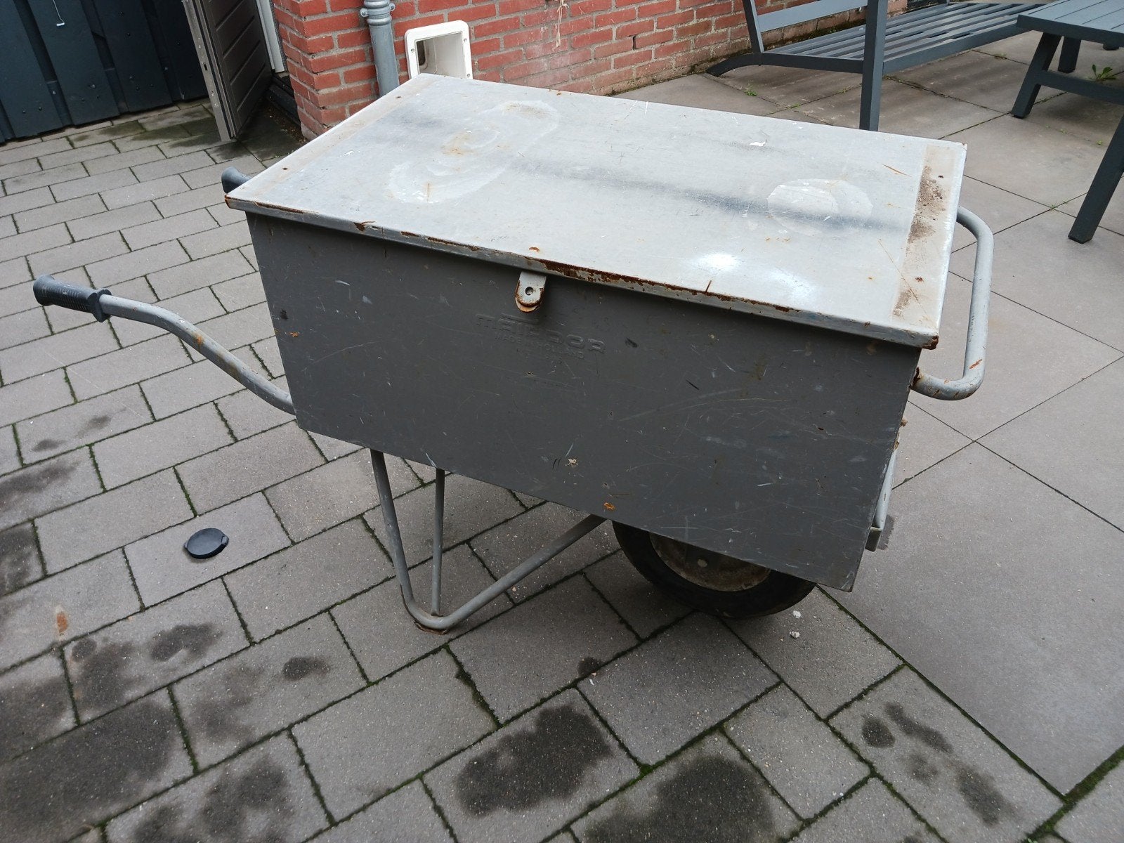 afsluitbare bakwagen, Ophalen, Gebruikt