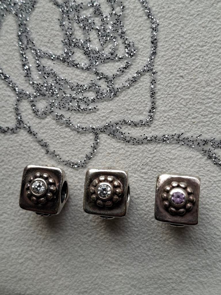 Pandora madeliefjes met zirkonia's., Gebruikt, Verzenden, Pandora, 2 of 3 bedels