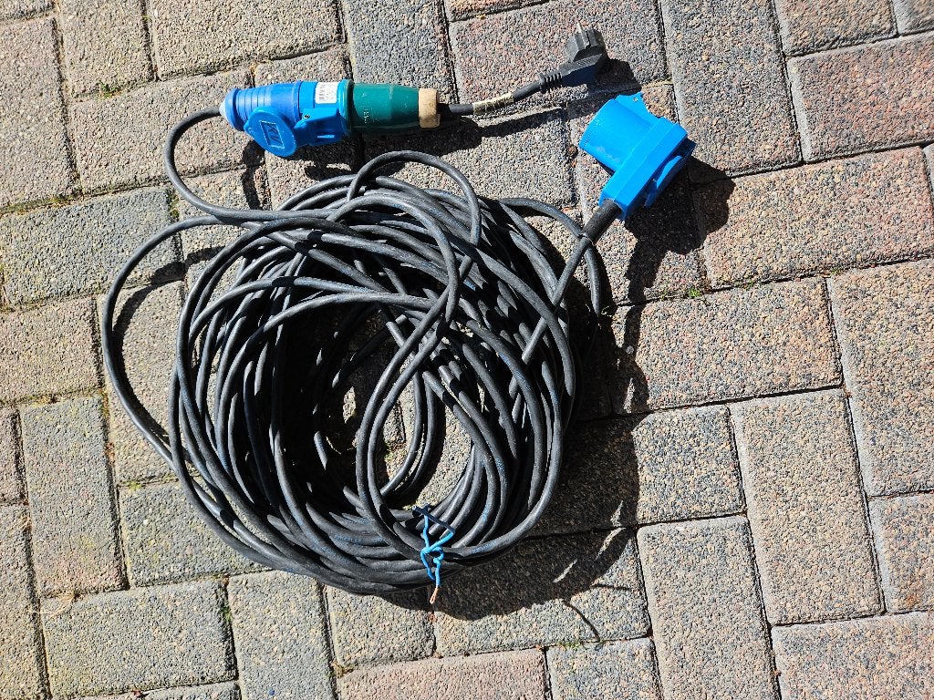 30 METER CAMPING KABEL 3X2,5 mm met 2 CEE en verloop stekker, Ophalen, Gebruikt