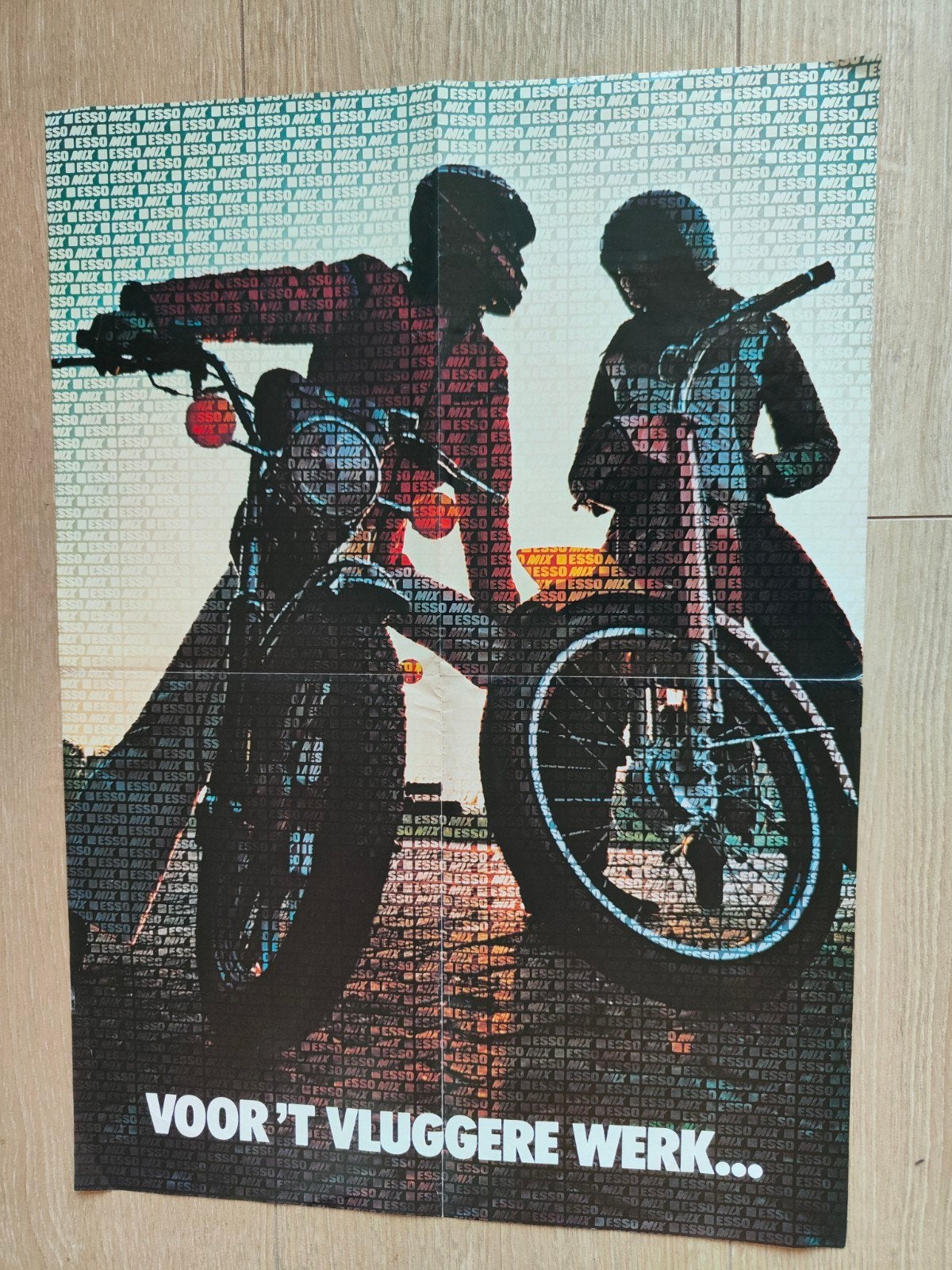 Vintage Esso Mix bromfiets poster, Verzamelen, Rechthoekig Staand, Deurposter of groter, Ophalen of Verzenden, Zo goed als nieuw