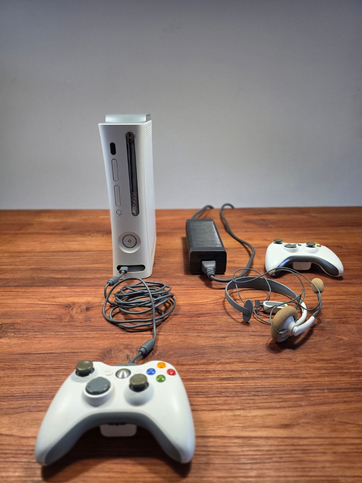Xbox 360 (HDMI) met voeding, kabels, headset & 2 controller, Spelcomputers en Games, Spelcomputers | Xbox 360, Ophalen of Verzenden
