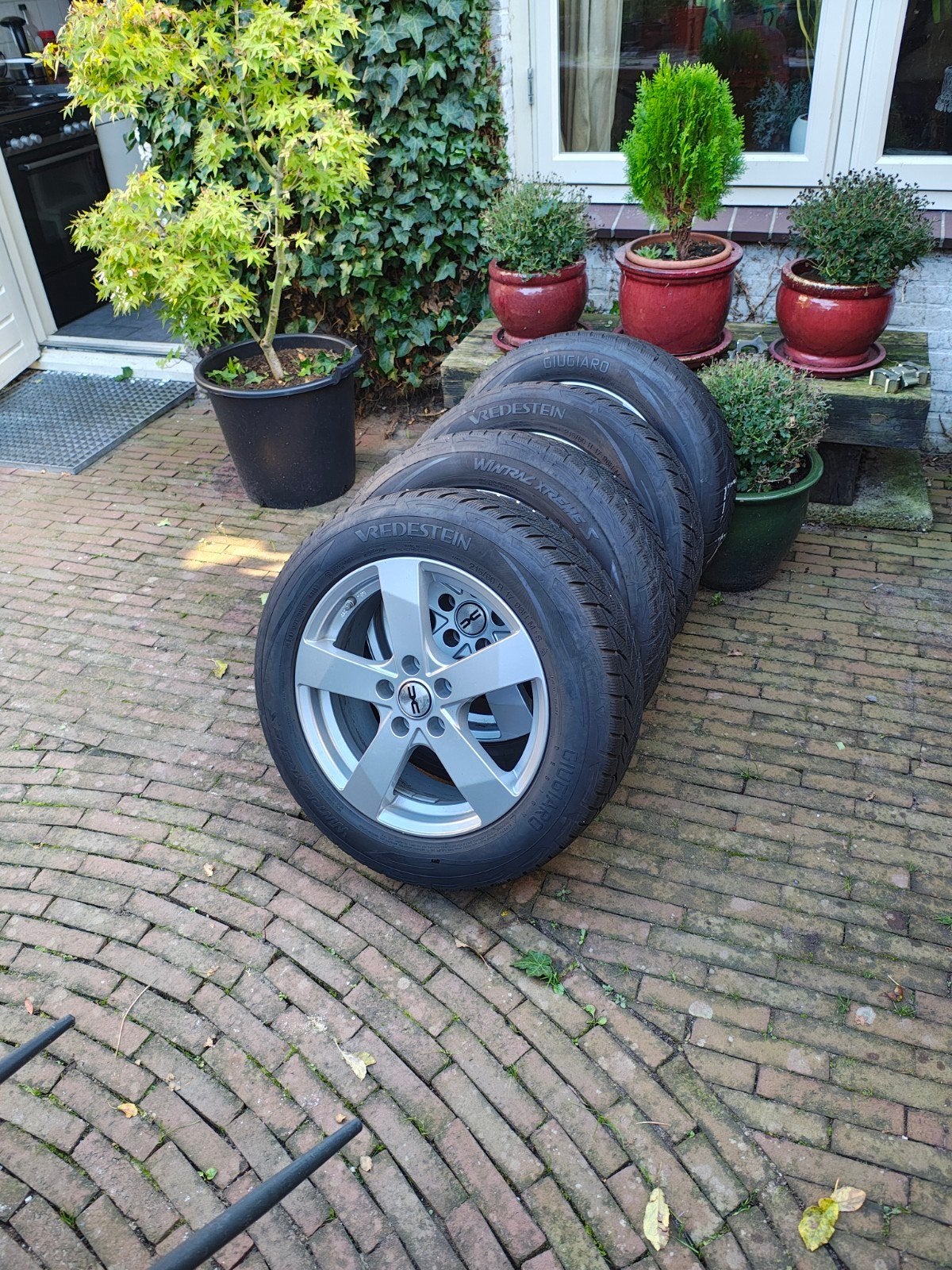Set van 4 Vredestein winterbanden op Dezent velgen, Banden en Velgen, 17 inch, Personenwagen, Gebruikt