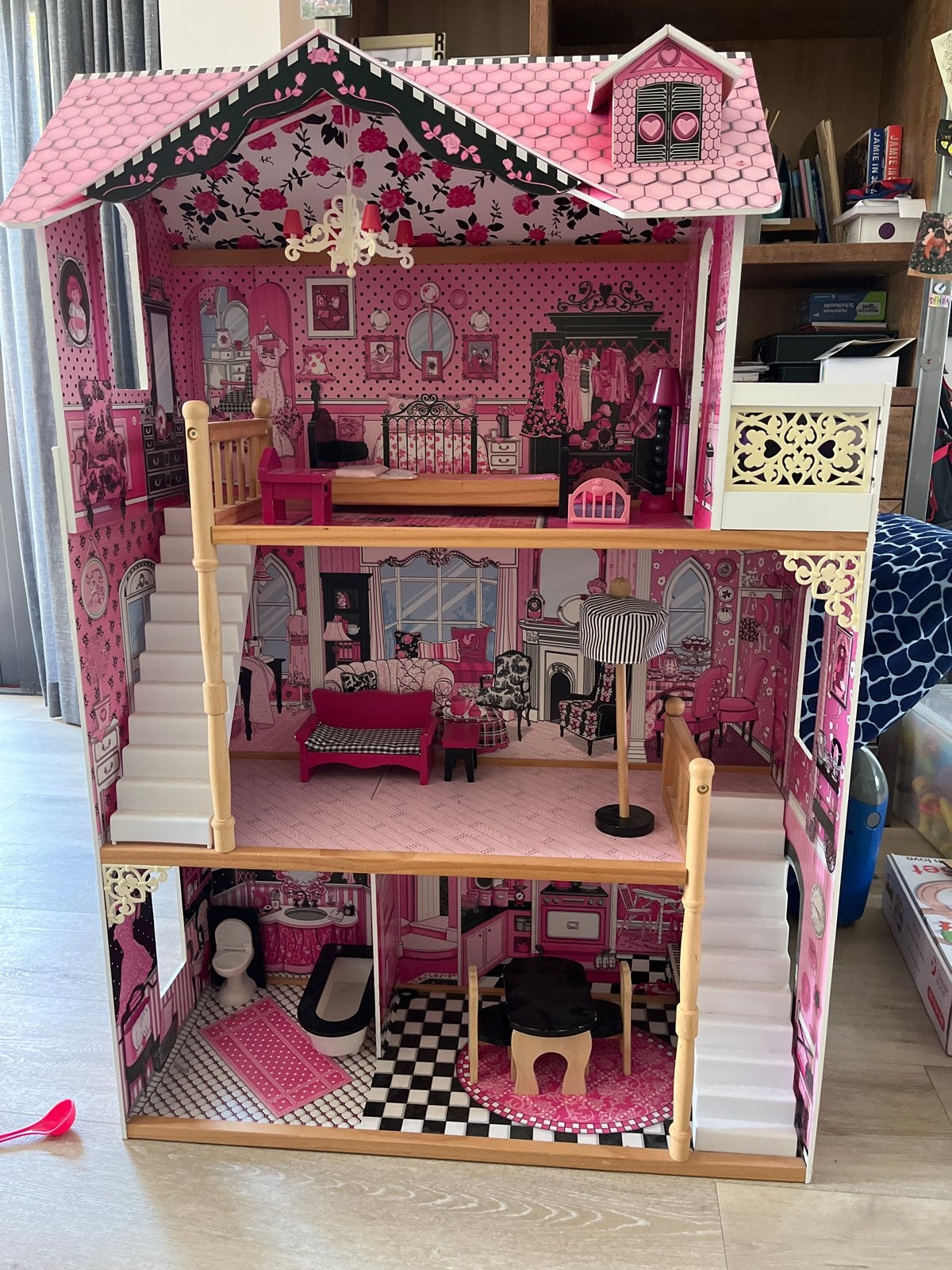 Foto 2 van Groot roze poppenhuis met meubels en accessoires