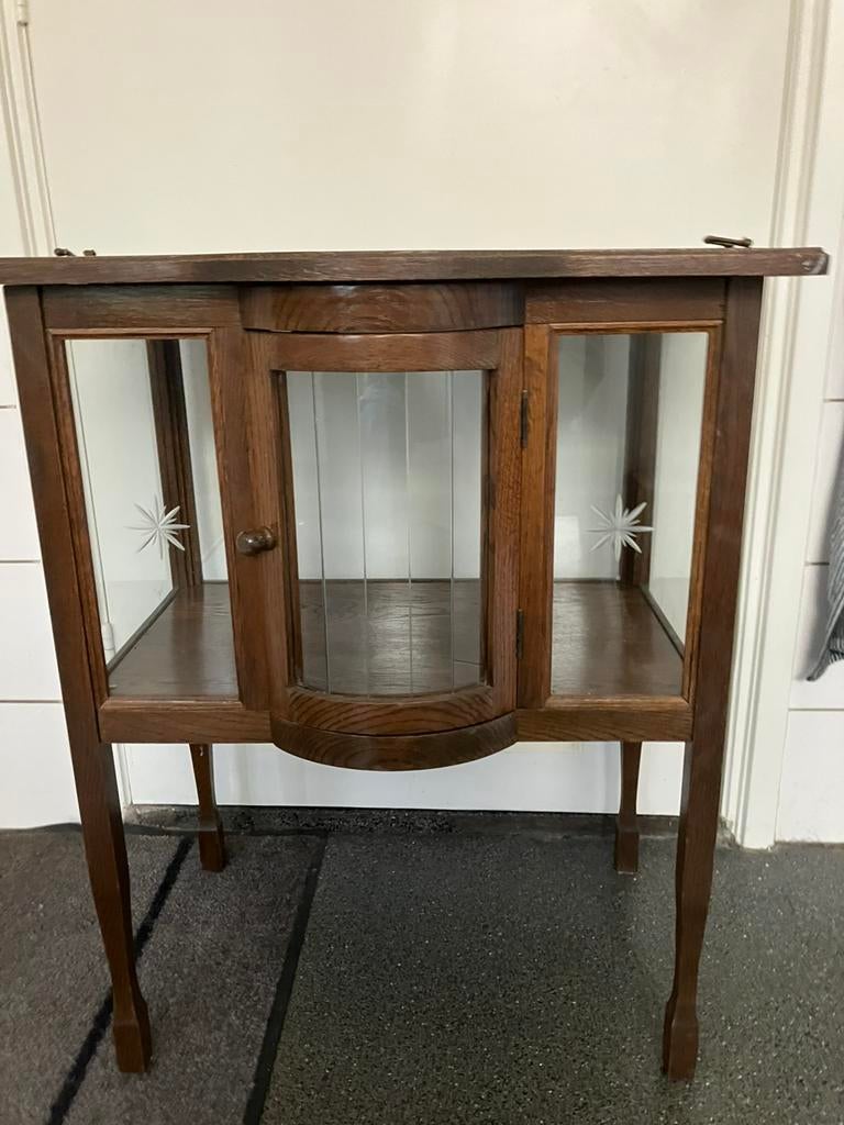 Antiek theekastje met geslepen glas, Ophalen