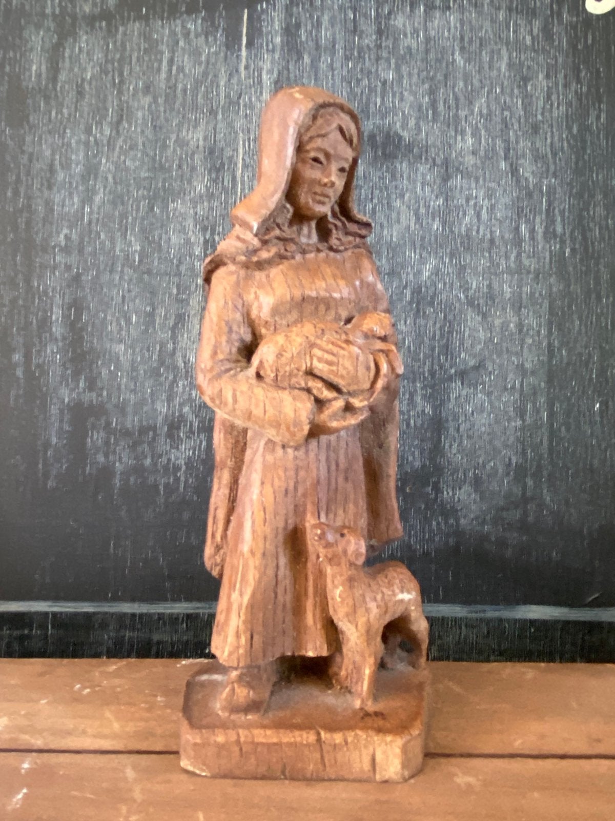 Houtsnijwerk beeldje vrouw met lam (gereserveerd), Houtsnijwerk, Minder dan 20 cm, Ophalen of Verzenden, Handgemaakt
