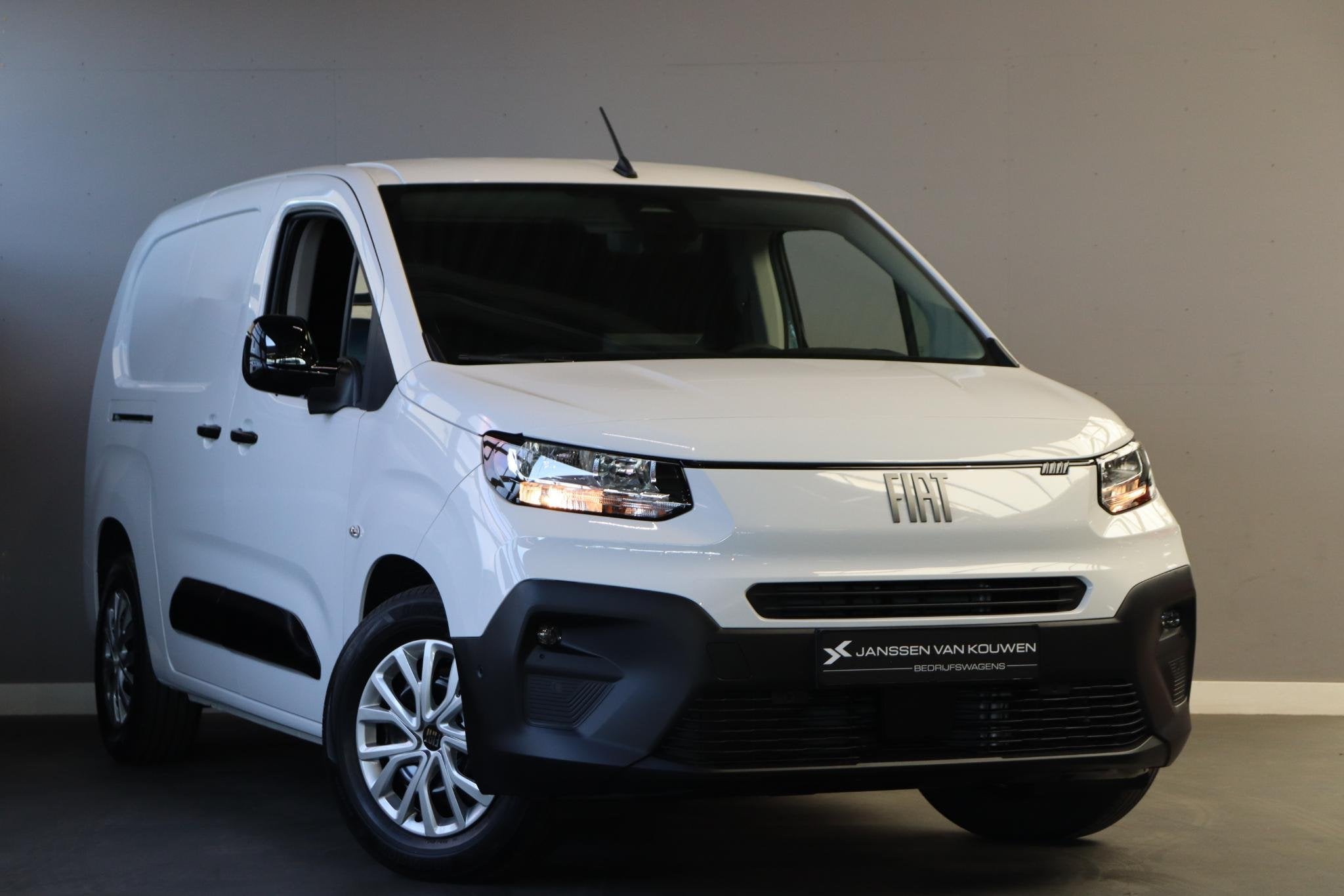 Fiat E-Doblò 136 L2 50 kWh / 2+6 jaar garantie / voorraad, Auto's, 750 kg, 900 min, Wit, Origineel Nederlands